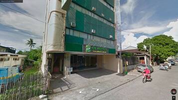 Vista frontal de la propiedad