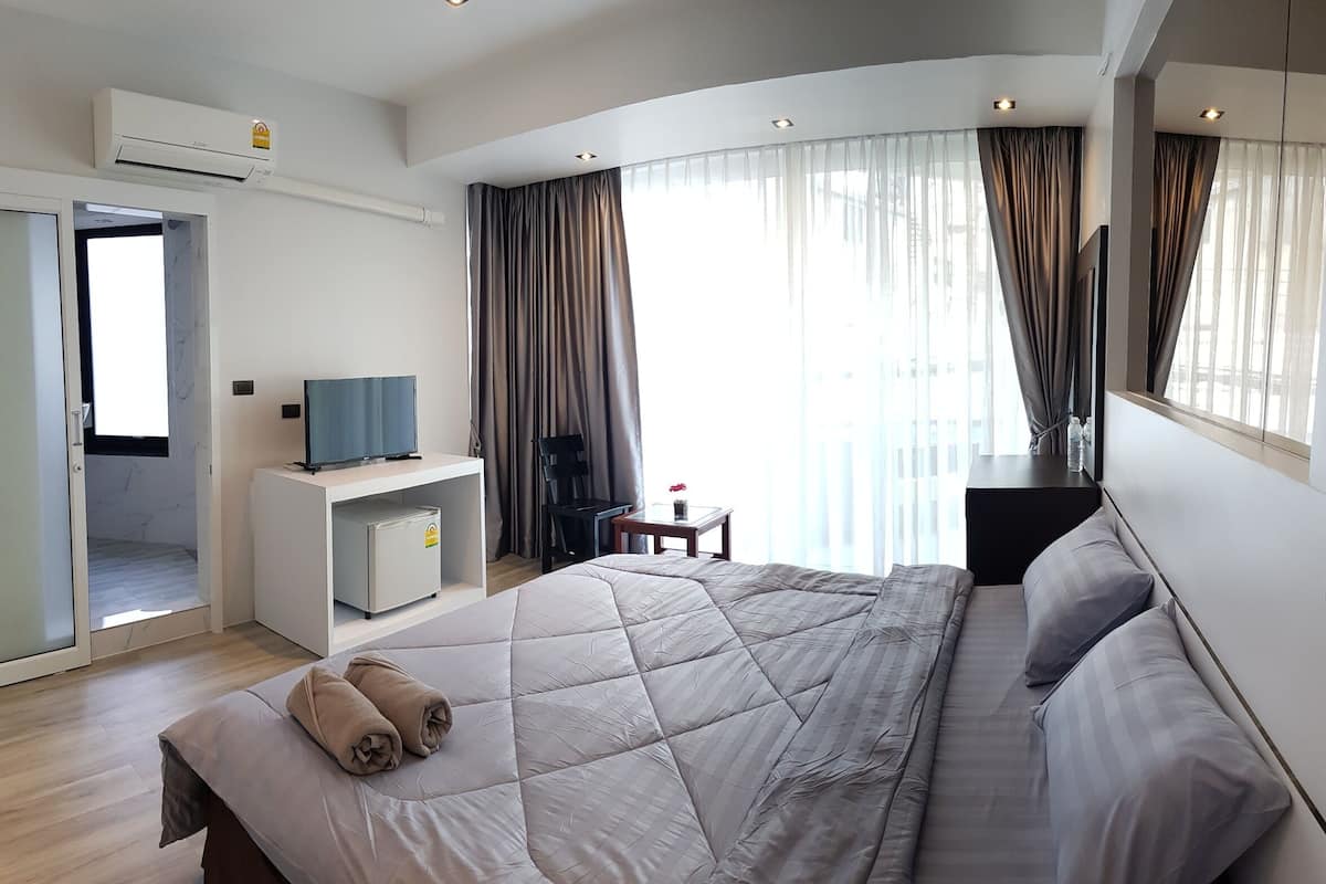 In-room safe, free WiFi, bed sheets