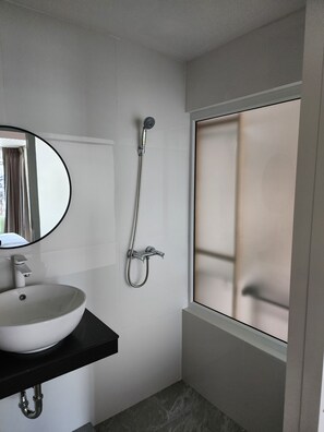 Rom – deluxe, 1 kingsize-seng | Vask på badet