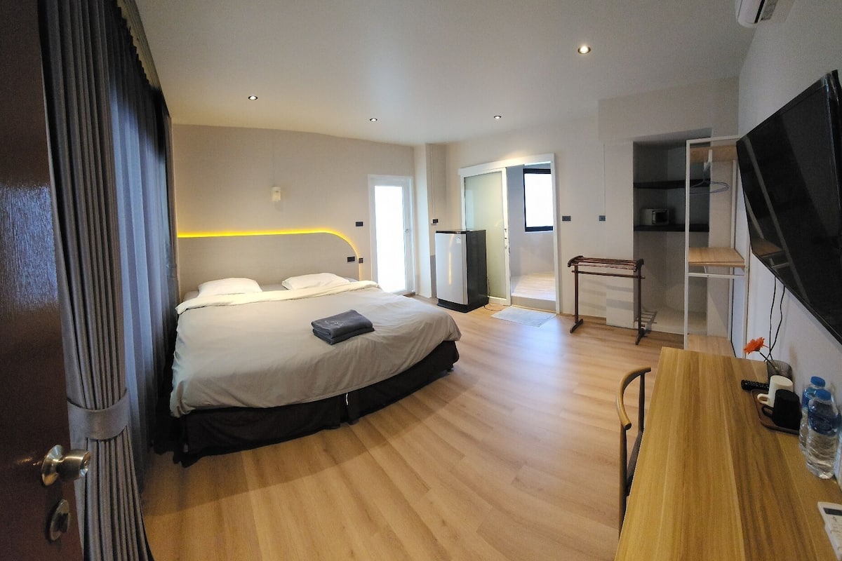 In-room safe, free WiFi, bed sheets