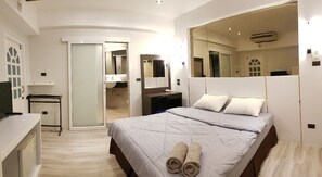 Rom – deluxe, 1 kingsize-seng | Safe på rommet, wi-fi (inkludert) og sengetøy