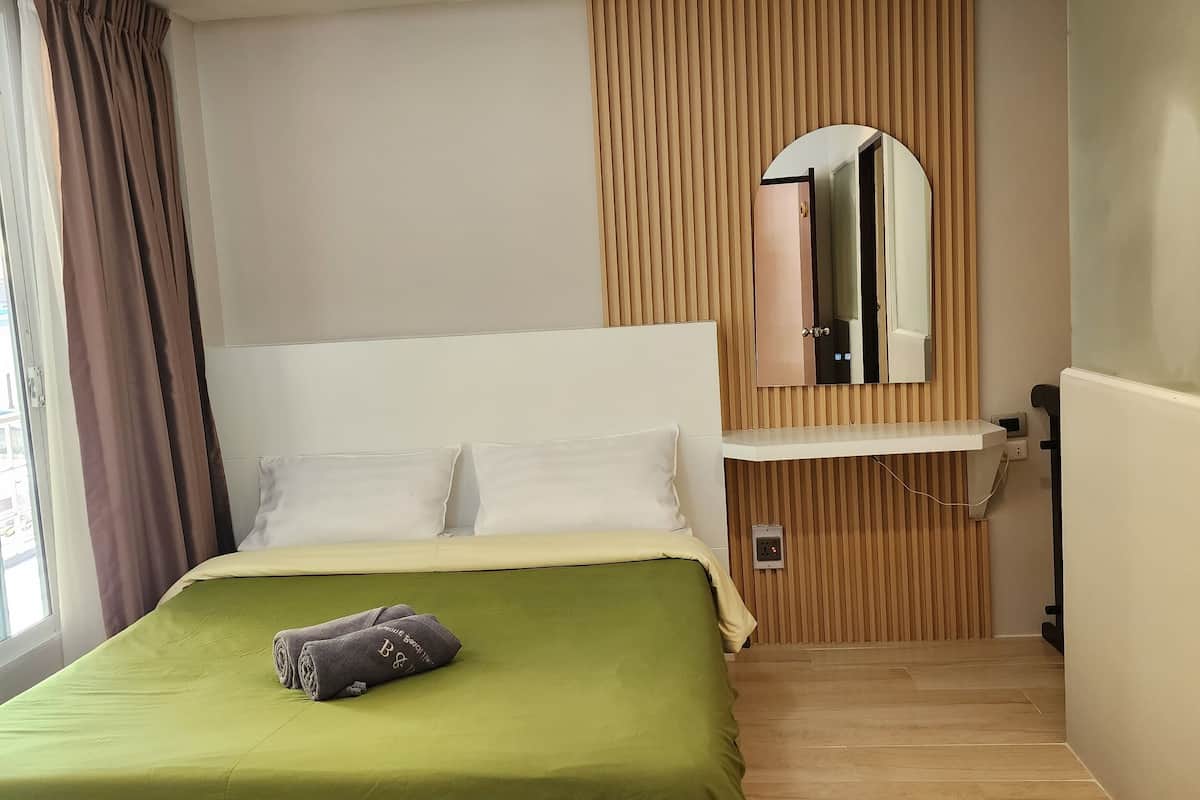 Basic Room | Peti besi dalam bilik, Wi-fi percuma, cadar katil