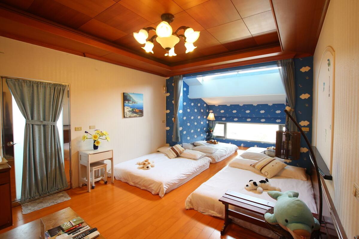 Family Room (8 People) | 1 bedroom, premium bedding, WiFi (free), bed sheets