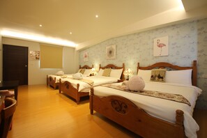 A hotel room with three wooden beds, a wooden desk, and a large window. - Pine Villa Homestay (Luodong)