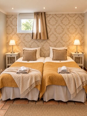 A double room with two beds, each with a bedside table, lamps, and a window with curtains. - 5:ans Bed & Breakfast (Gothenburg)