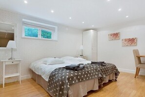 Habitación con 2 camas individuales, baño compartido | Escritorio, espacio para trabajar con laptop y cortinas blackout 