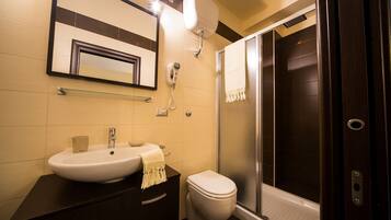 Doppia Economy | Bagno | Doccia, soffione a pioggia, set di cortesia gratuito, asciugacapelli