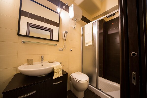 Economy-Doppelzimmer | Badezimmer | Dusche, Regendusche, kostenlose Toilettenartikel, Haartrockner