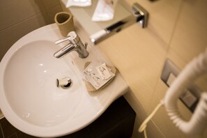 Economy-Doppelzimmer | Waschbecken im Bad