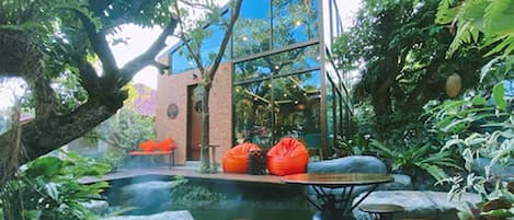 Se sirven desayunos y cocina internacional (con vistas a la piscina)