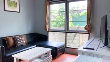 Kamar Deluks, 1 Tempat Tidur Double | Area keluarga | Televisi layar datar 32-inci dengan saluran TV kabel dan TV