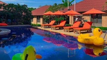 2 kolam renang outdoor, dengan kursi berjemur
