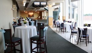 Breakfast, lunch, dinner served; international cuisine 