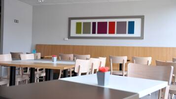 Petit déjeuner buffet (9.50 EUR par personne)