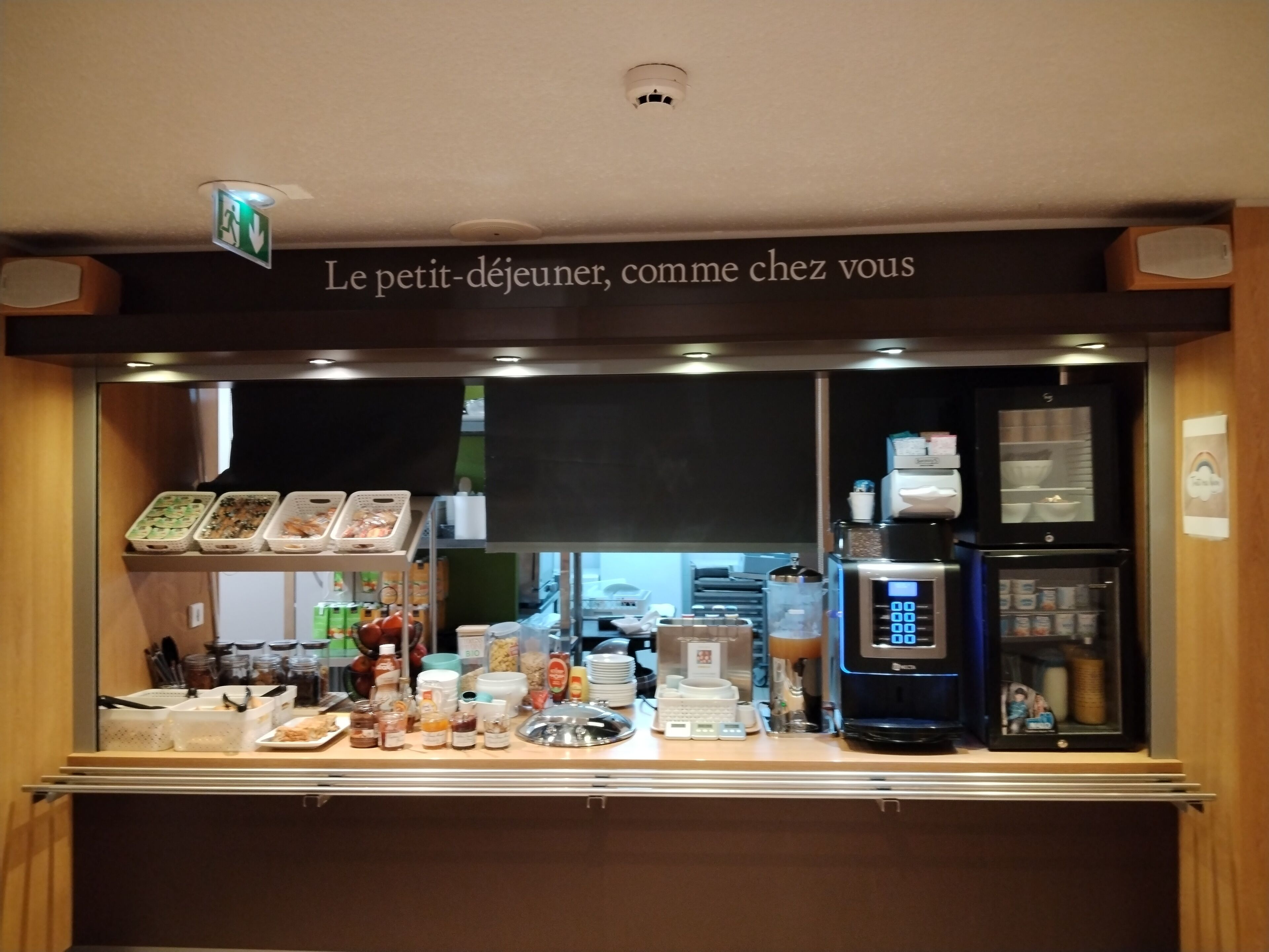 Daily buffet breakfast (EUR 9.50 per person)