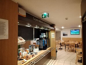 Daily buffet breakfast for a fee - Hôtel Inn Design Montluçon (Montlucon)