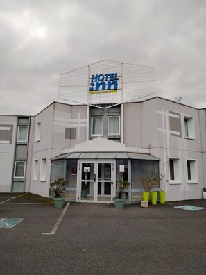 Vista frontal de la propiedad