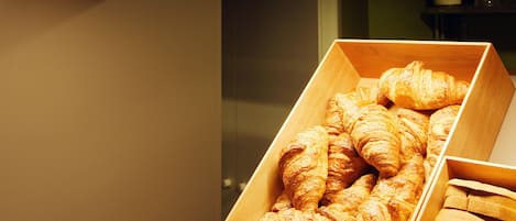 Colazione a buffet, servita tutte le mattine (9.50 EUR a persona)