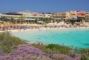 On the beach, white sand, sun loungers, beach umbrellas - Hotel Baia Turchese (Lampedusa)