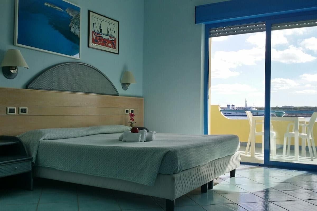 Superior Double Room with Sea View and Free Beach Service (2 sun loungers and 1 beach umbrella) | 1 bedroom, premium bedding, minibar, in-room safe