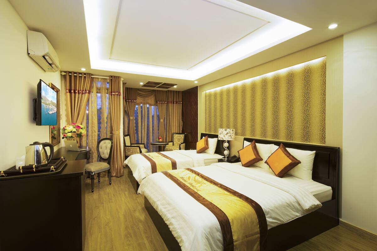 Kamar Quadruple Keluarga, balkon | Minibar, brankas, meja kerja, dan tirai kedap cahaya