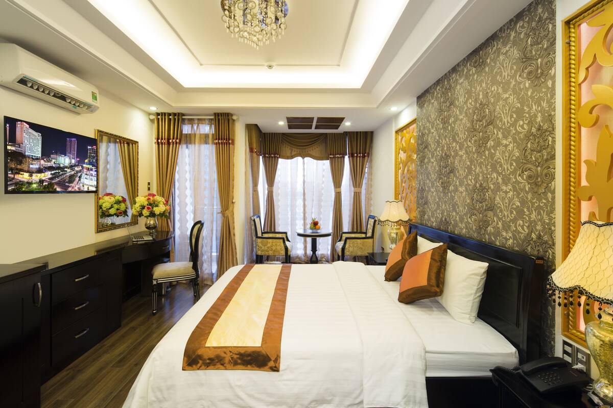 Kamar Double Eksekutif, balkon | Minibar, brankas, meja kerja, dan tirai kedap cahaya