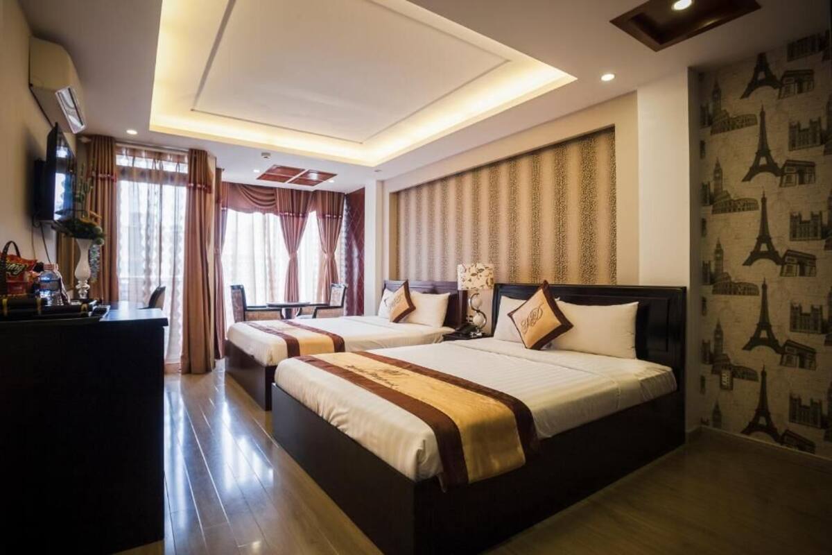 Kamar Triple Keluarga, balkon | Minibar, brankas, meja kerja, dan tirai kedap cahaya