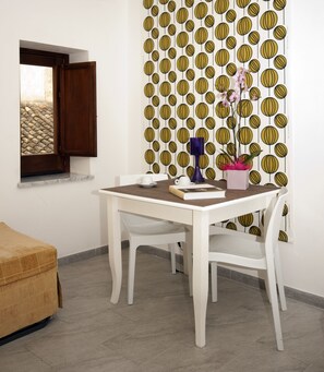 Doppelzimmer, 1 Doppelbett | Minibar, Schreibtisch, kostenlose Babybetten, Zustellbetten