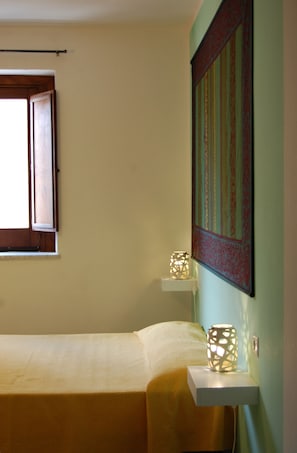 Minibar, desk, free cots/infant beds, rollaway beds - Helios B&B (Castellammare del Golfo)