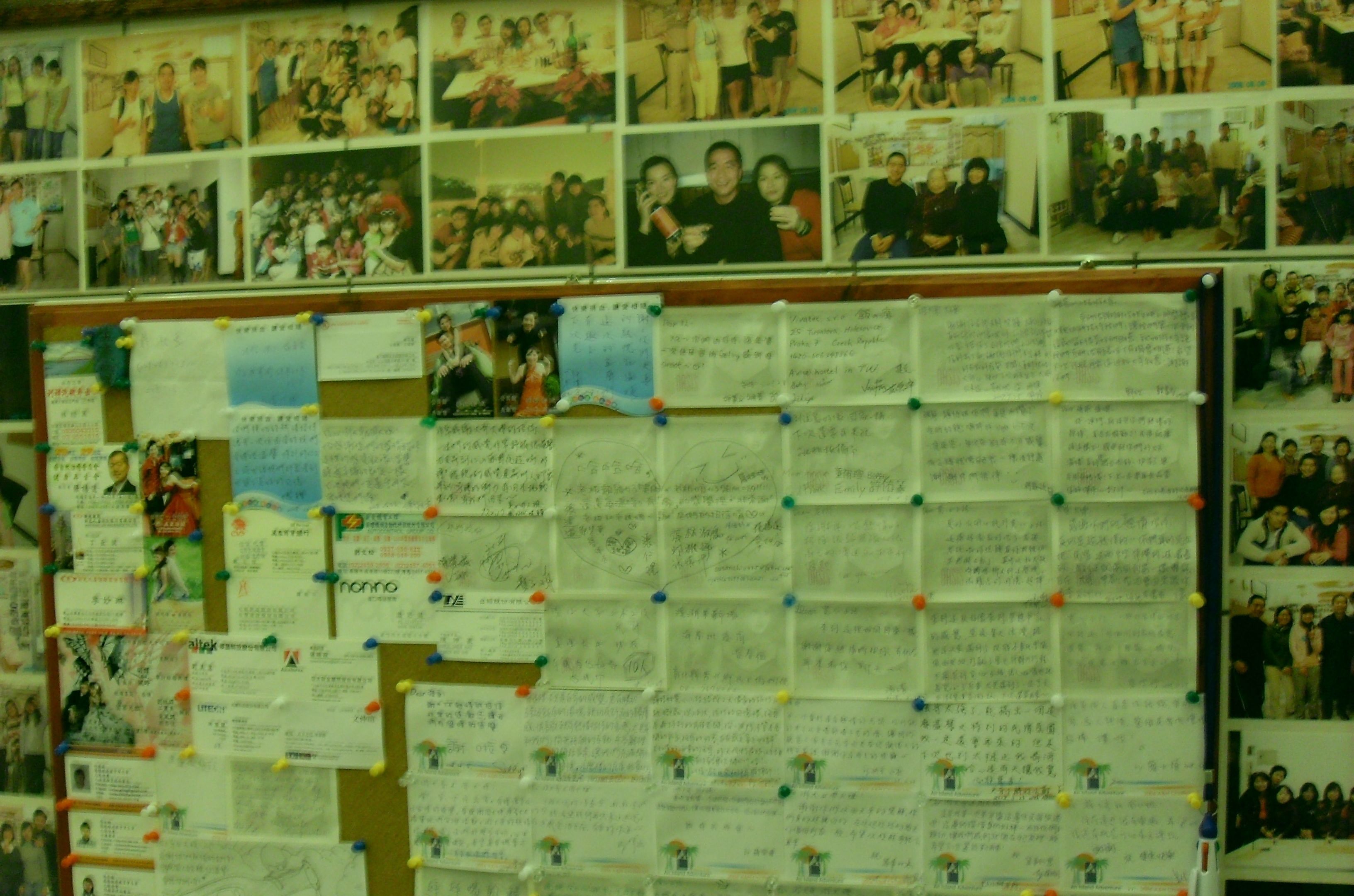 Un tablón de anuncios con fotos y notas manuscritas.