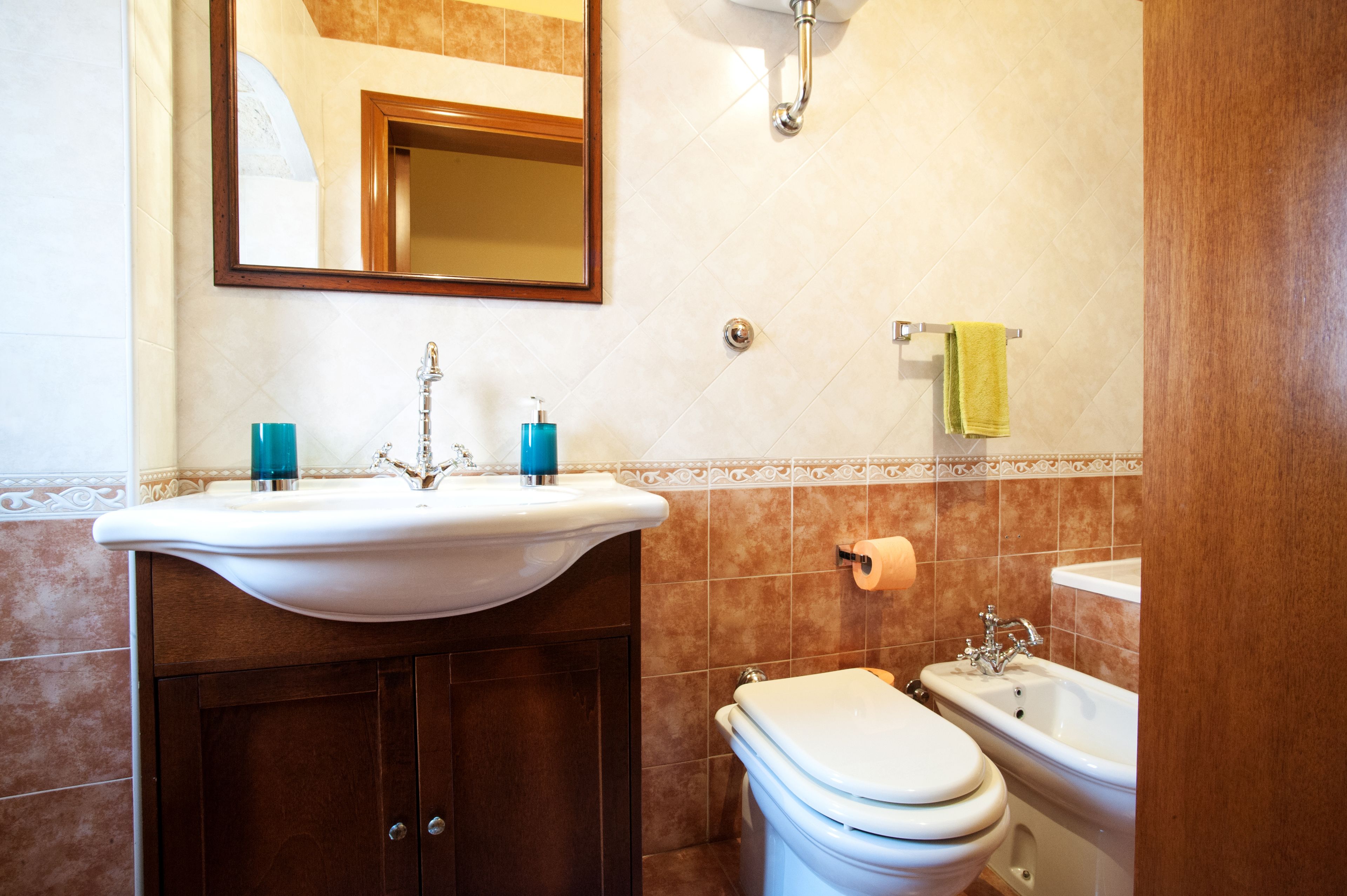 Un baño con lavamanos, inodoro y bidé.