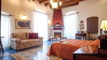 1 bedroom, premium bedding, desk, soundproofing