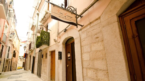 A narrow street with a sign for 'Vins Lounge' offering bed and breakfast. - VinsLounge B&B (Barletta)