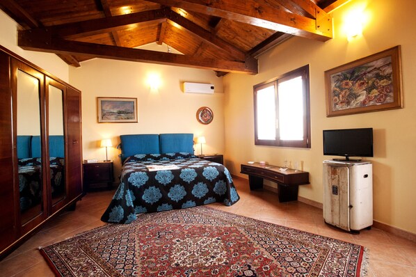 1 bedroom, premium bedding, desk, soundproofing