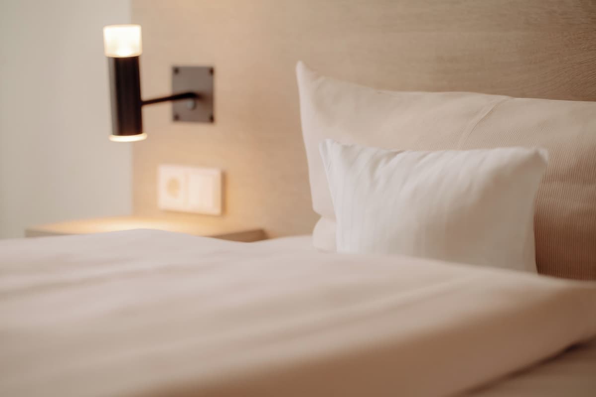 Habitación individual Confort, vistas a la ciudad | Ropa de cama hipoalergénica, caja fuerte, escritorio