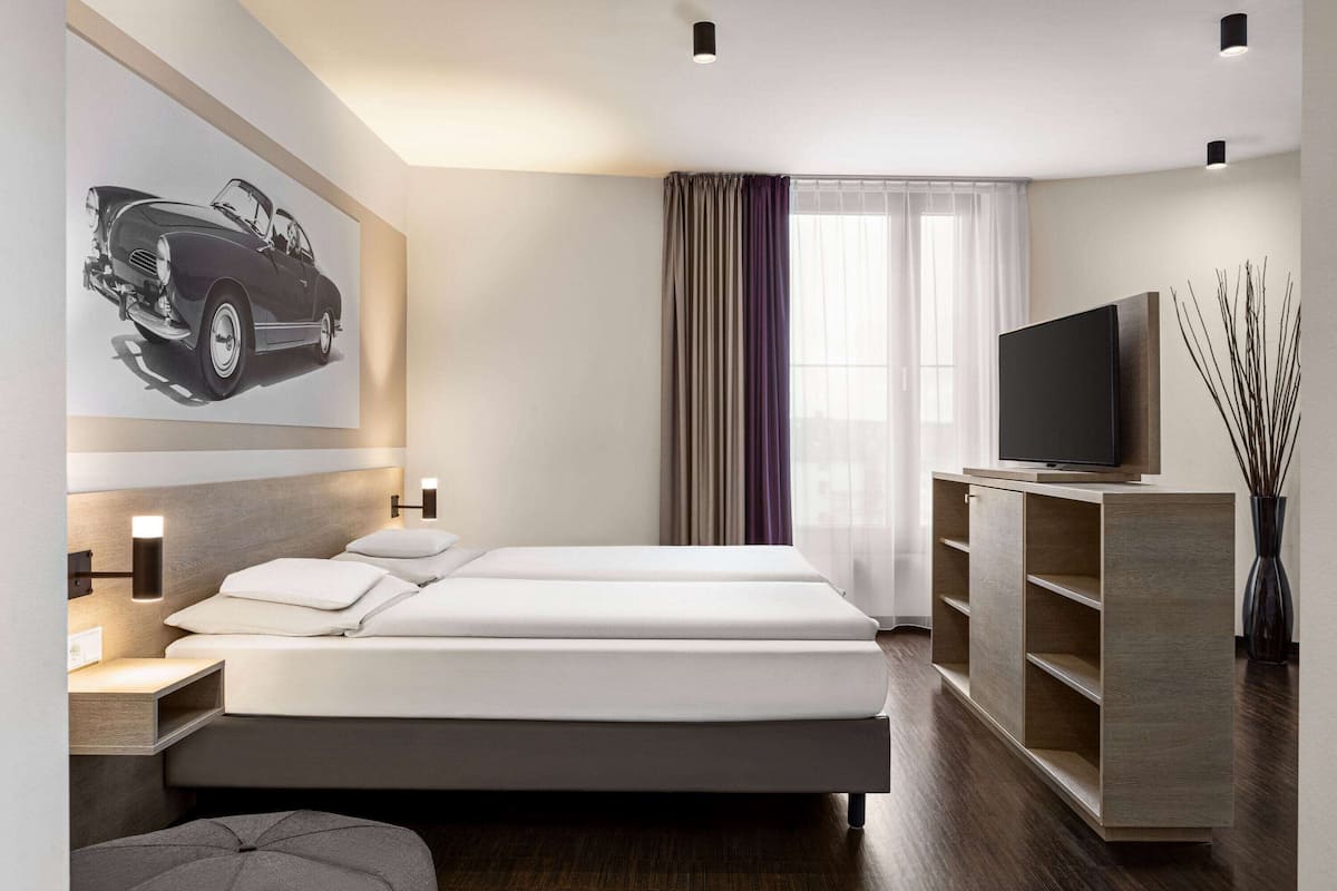 Zimmersafe, Schreibtisch, laptopgeeigneter Arbeitsplatz