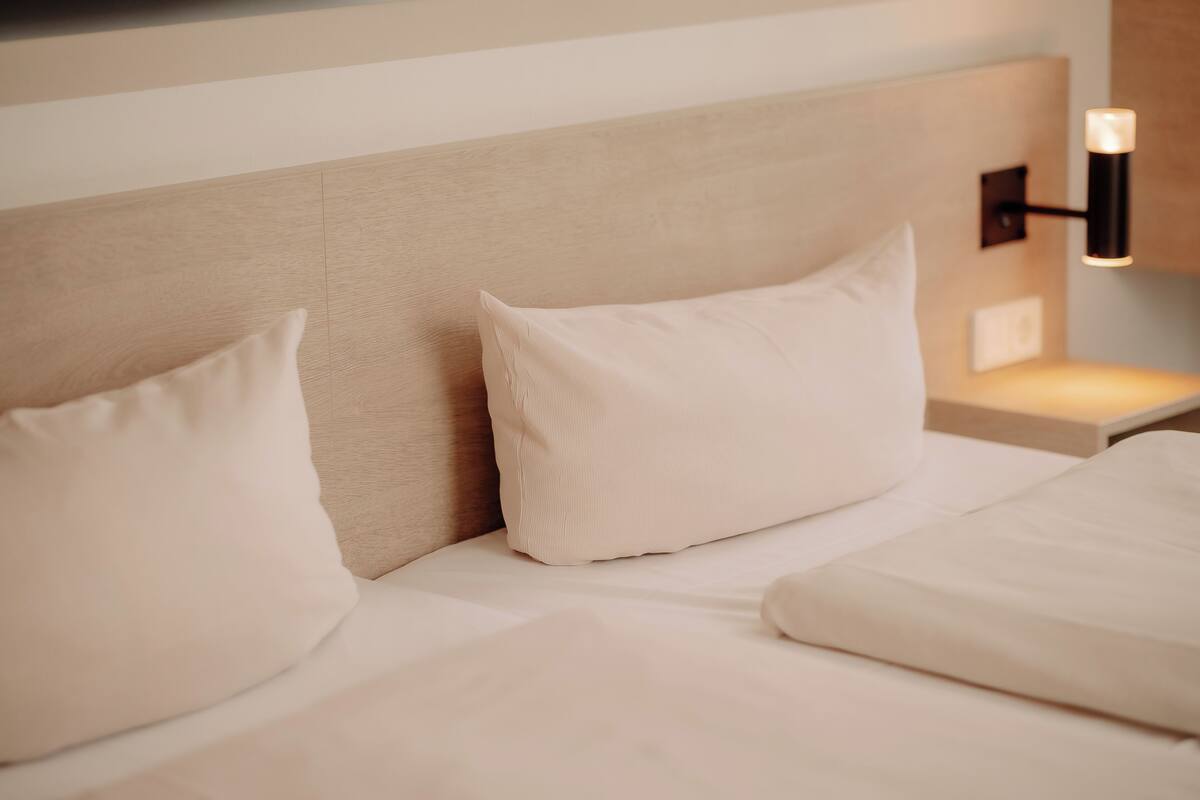 Habitación Confort, vistas a la ciudad | Ropa de cama hipoalergénica, caja fuerte, escritorio