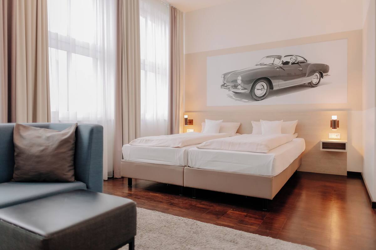 Habitación superior con 2 camas individuales, vistas a la ciudad | Ropa de cama hipoalergénica, caja fuerte, escritorio