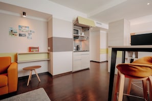 Studio, uitzicht op de stad | Dineren op de kamer