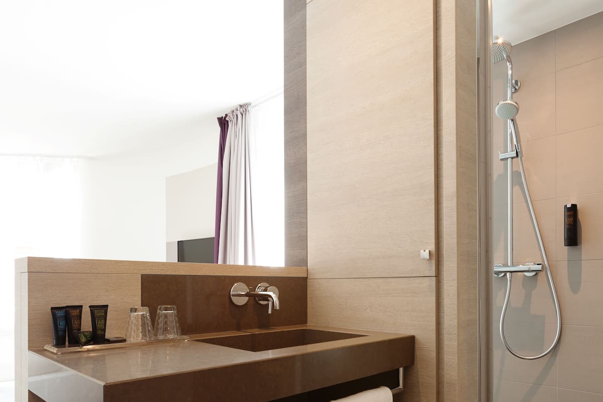 Umweltfreundliche Kosmetikartikel, Haartrockner, Handtücher