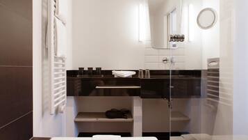 Articles de toilette écologiques, sèche-cheveux, serviettes fournies