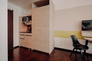 Habitación superior con 2 camas individuales, vistas a la ciudad | Cocina básica privada | Utensilios de cocina y productos de limpieza ecológicos