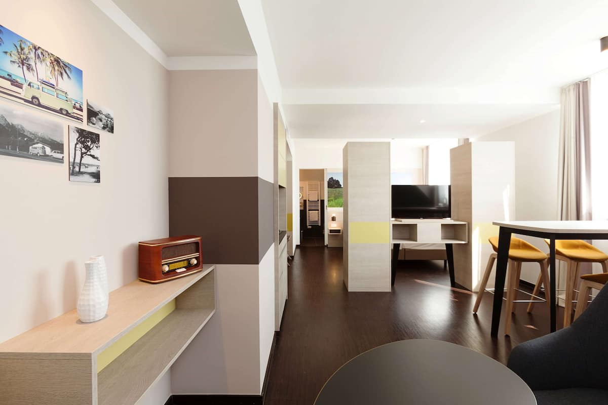 Studio (Plus) | Zimmersafe, Schreibtisch, laptopgeeigneter Arbeitsplatz