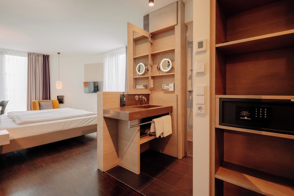 Hypo-allergenic bedding available, in-room safe, desk, laptop workspace