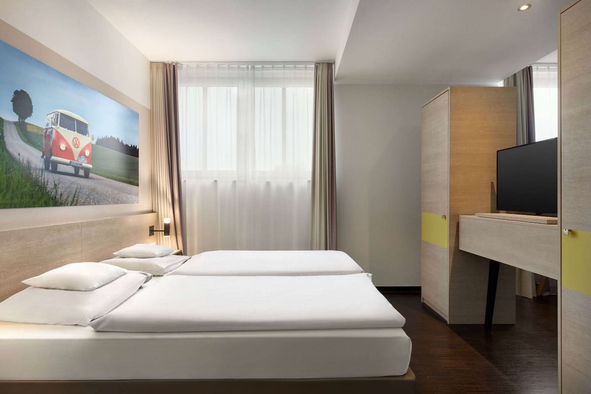 Zimmersafe, Schreibtisch, laptopgeeigneter Arbeitsplatz