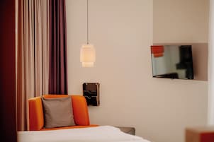 Comfort Room, City View | Peralatan tempat tidur hipoalergenik, peti besi dalam bilik, meja