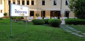 A restaurant sign with an arrow pointing to the right, indicating the direction to the dining area. - Hotel Terme di Castel San Pietro (Castel San Pietro Terme)