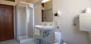 Een douche, gratis toiletartikelen, een haardroger, een bidet