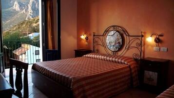 Dobbeltrom | Sengetøy av topp kvalitet, safe på rommet og skrivebord