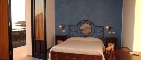 Dubbelrum | Sängtillbehör av högsta kvalitet och värdeförvaringsskåp på rummet